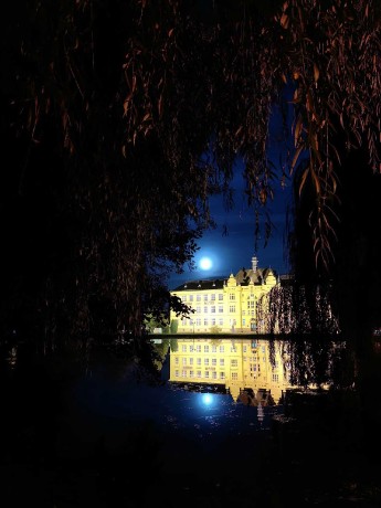 Naše gymnázium při měsíčku - Foto Marie Vykydalová 1024