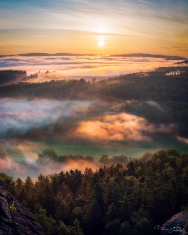 Pfaffenstein a mlhavé ráno ve zlaté - Foto Filip Holič 1024